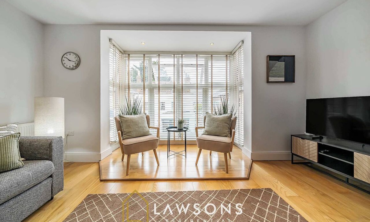 Windsor Apartment | Central Windsor Gem | 2 Bed, 2 Bath, Free Parking