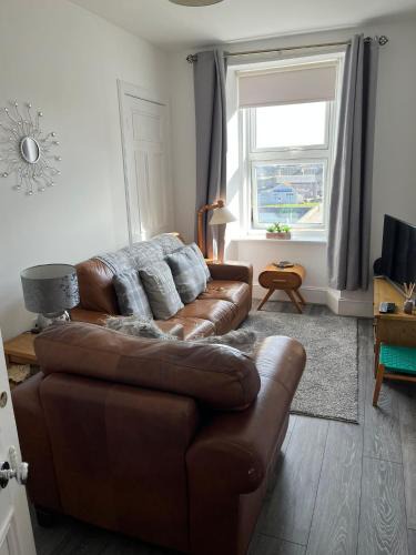 Wick Apartment | Centrally located 1 bed modern flat with harbour views