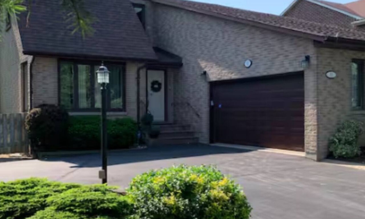 Kingston House | Centrally Located, 4 Beds/2.5 Bathrooms, Spacious Home