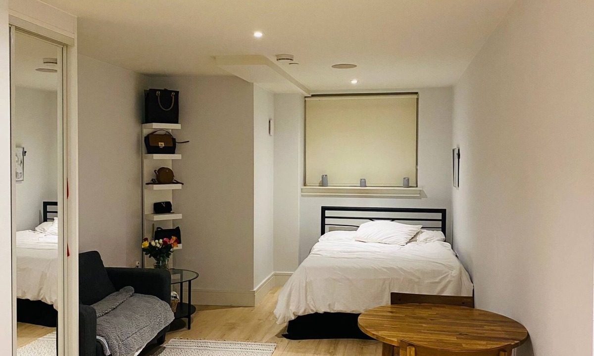 Loxford Apartment | Centrally Located, Mordern Studio Apartment