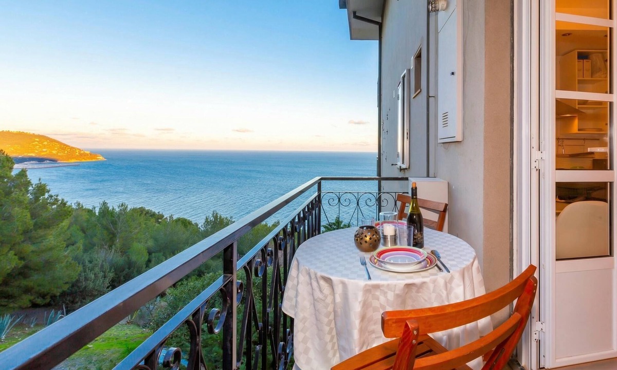 Capo Mimosa-Rollo Apartment | Cervo Piccolo Incanto Flat with Balcony, Cervo, Italy