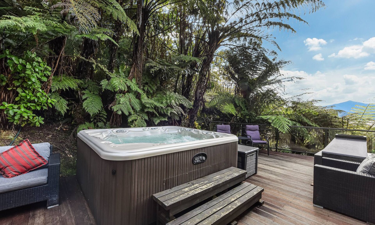 Moetapu Bay House | Champagne Tui - Moetapu Bay Holiday Home