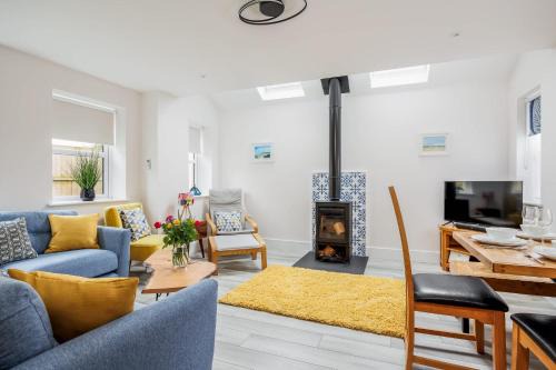 Poole House | Charlotte Cottage - Minutes from Poole Park, with Feature Log Burner