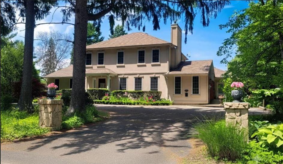 Niagara-on-the-Lake Bed & Breakfast | Charlotte Garden Bed and Breakfast