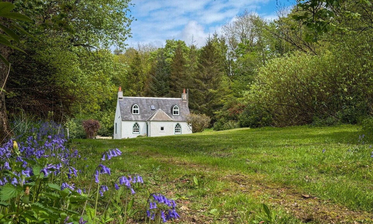 Dalry House | Charming Foresters Cottage in Blair Castle Estate