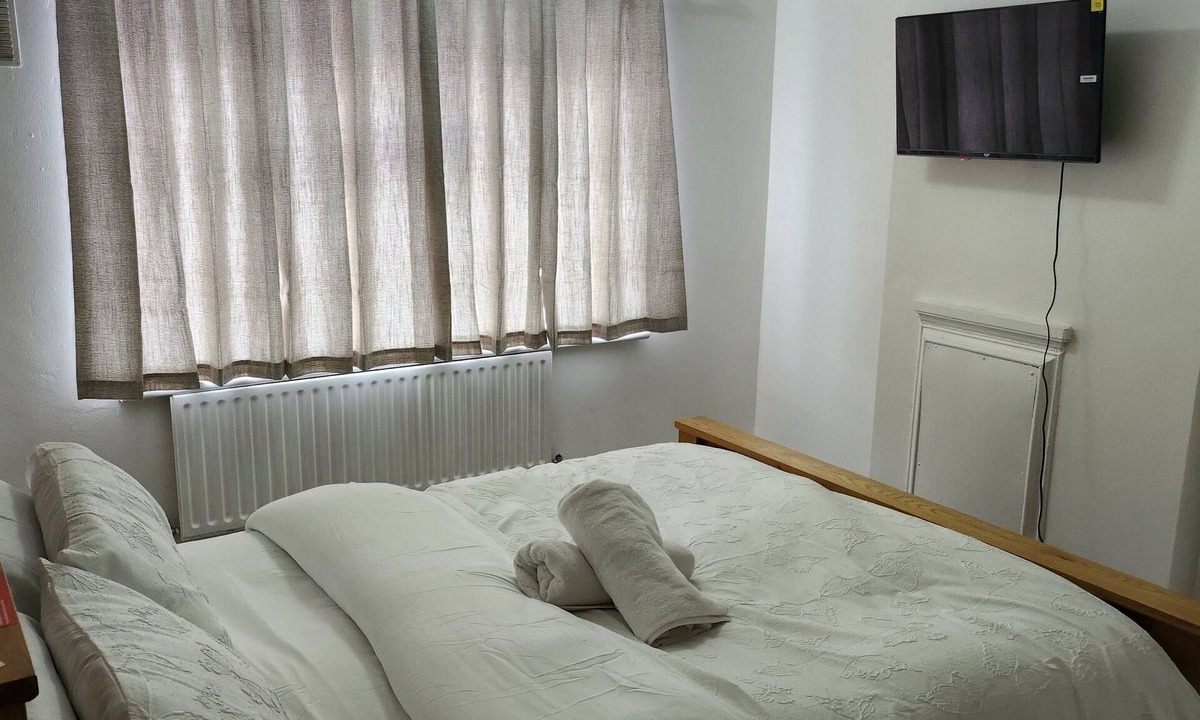 Goresbrook House | Charming 3-Bedroom House Rental in Greater London