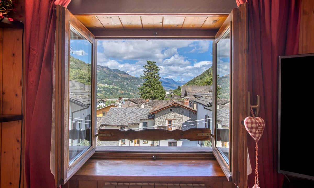 Pollein Apartment | 'Charming Attic Apartment' with Mountain View, Air Conditioning