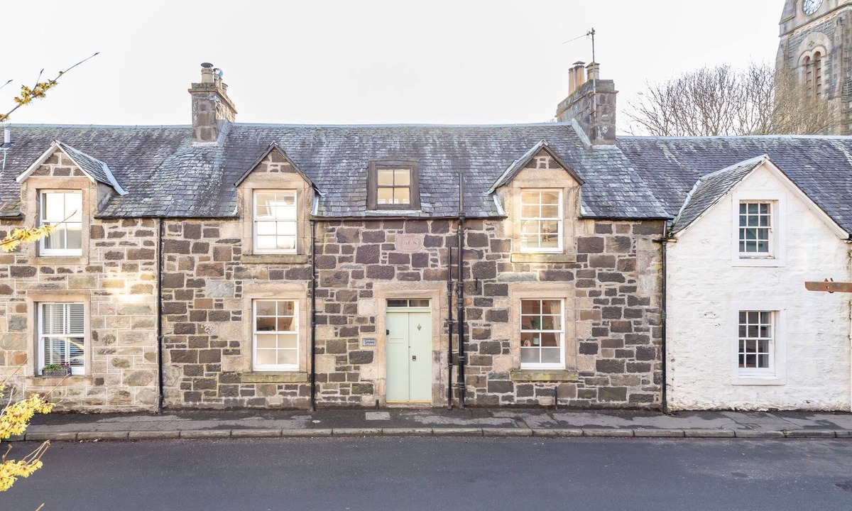 Comrie Cottage | Charming Cardoon Cottage in beautiful village