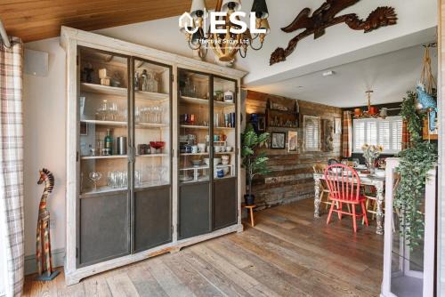Antrobus House | Charming Cottage 3-Bedrooms Sleeps 8 & Hot Tub