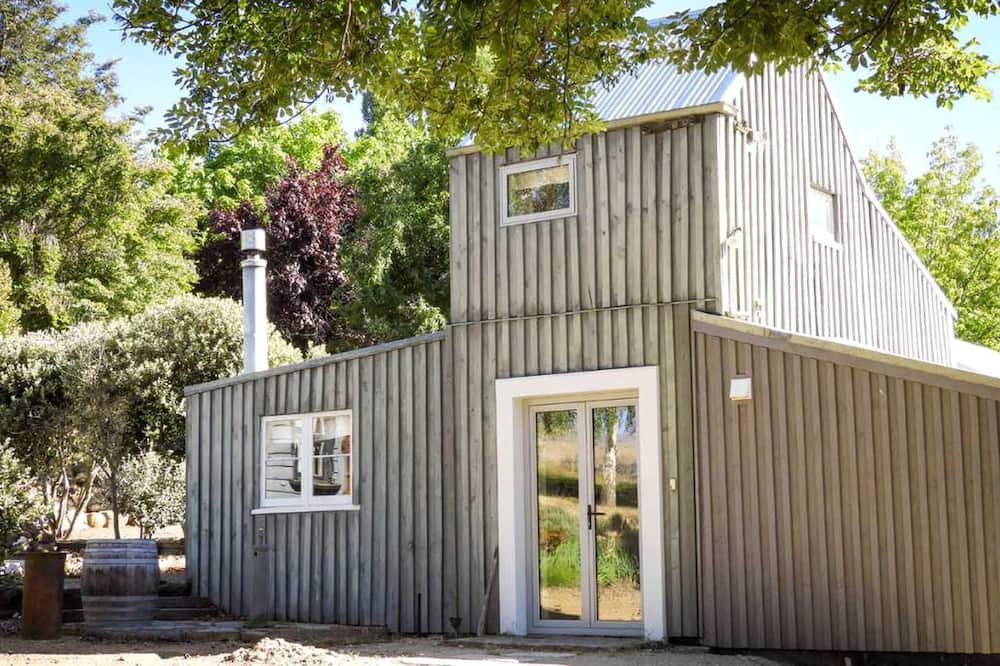 Lowburn Cottage | Charming Cottage Getaway with Breathtaking Views near Queenstown, South Island