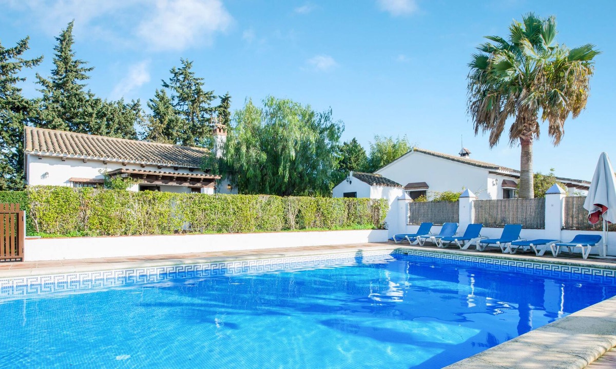 Conil de la Frontera House | Charming Holiday Home “Cortijo El Refugio 2” with Terrace, Garden & Shared Pool