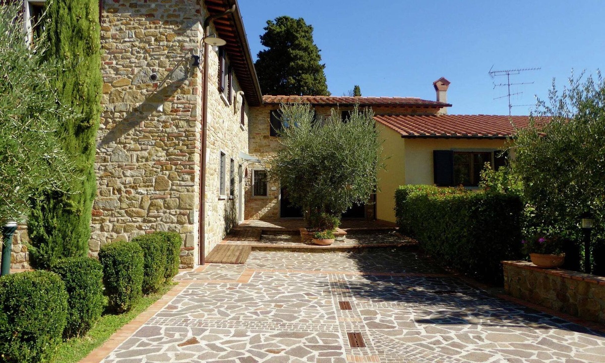 Montecarelli House | Charming holiday home in Montecarelli with pool