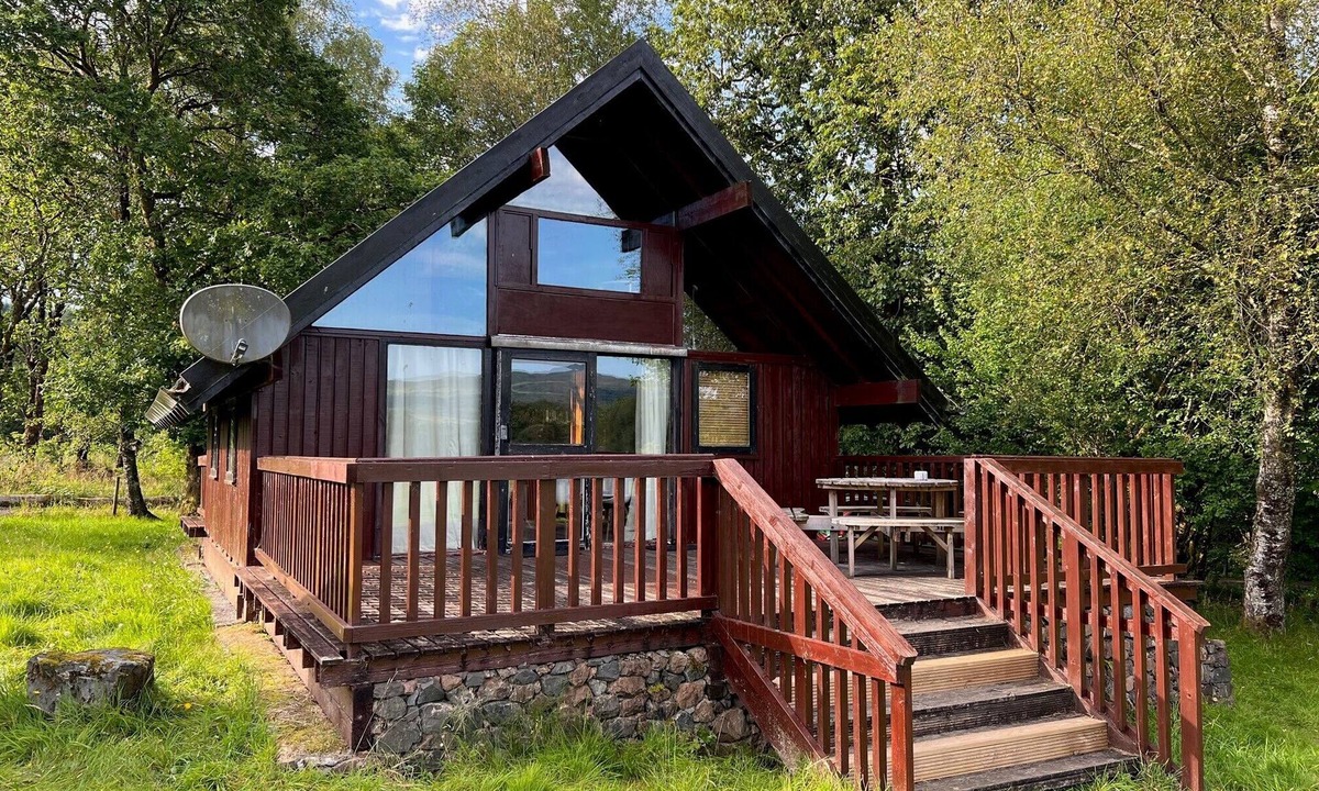 Taynuilt Cabin | Charming log cabin with stunning views over Loch Awe. Electric hot tub