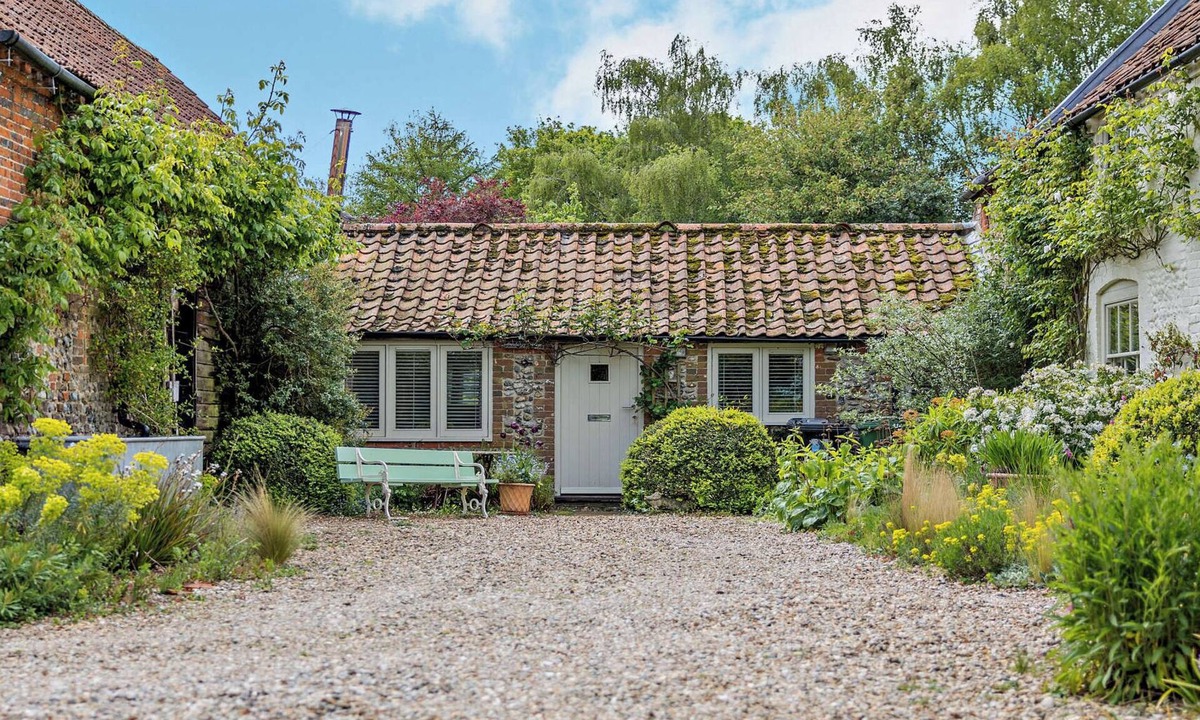 Sharrington Cottage | Charming, pet friendly Grade II single-storey cottage on a quiet country lane.