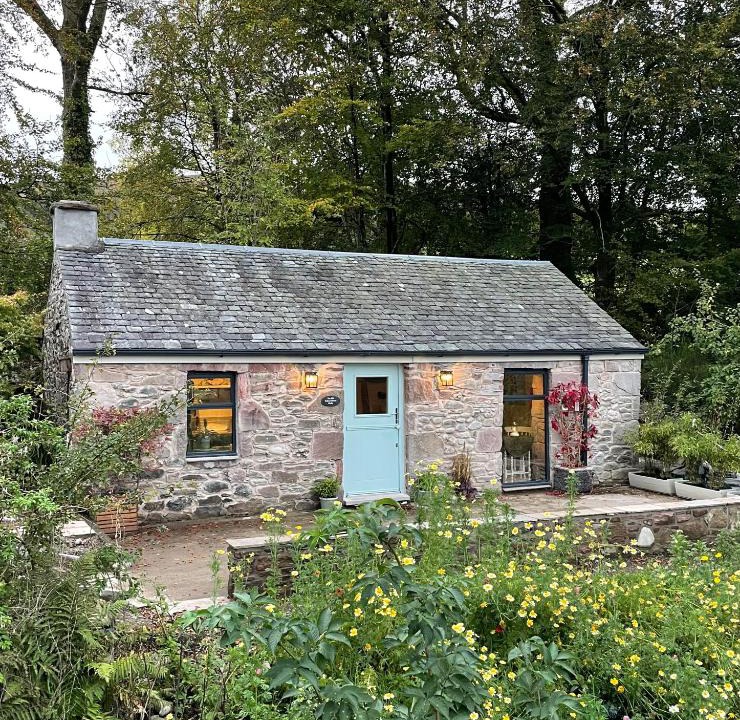 Alexandria House | Charming stone Bothy at Loch Lomond
