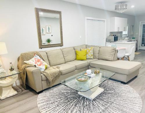 Walkerville Apartment | Charming Upper, 3BD, with workspace in Walkerville