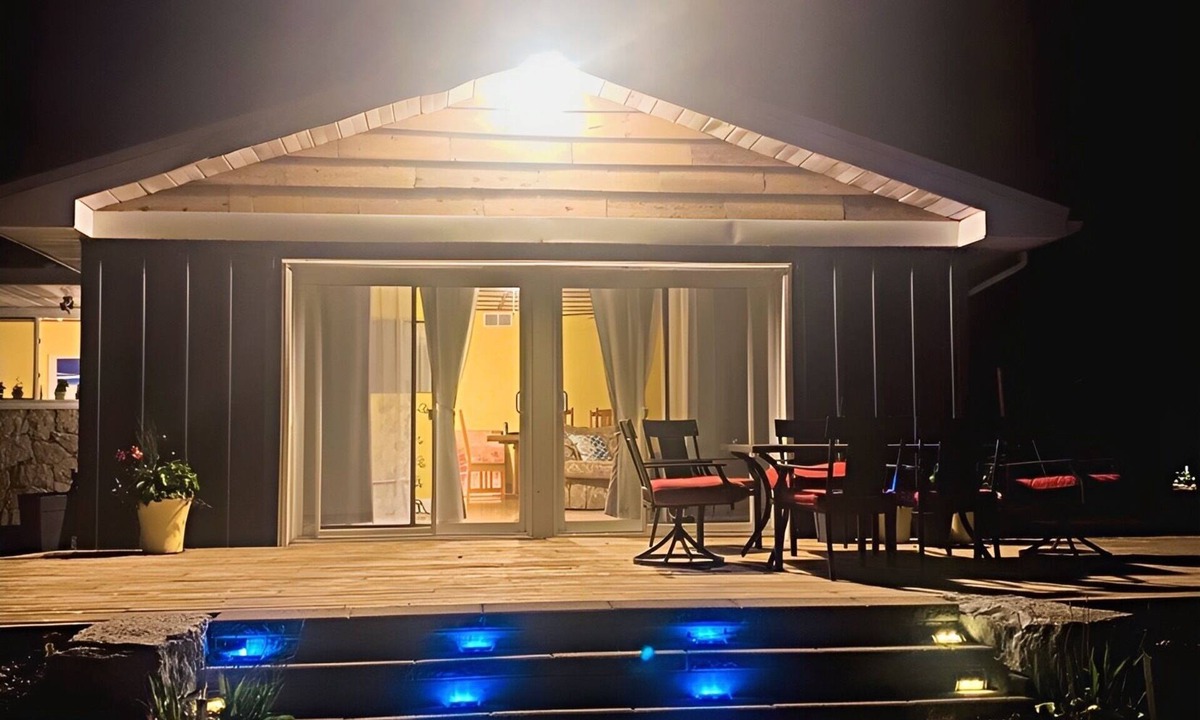 Kingsville Cottage | “Chase the Sunshine”. Never pay a cleaning fee!