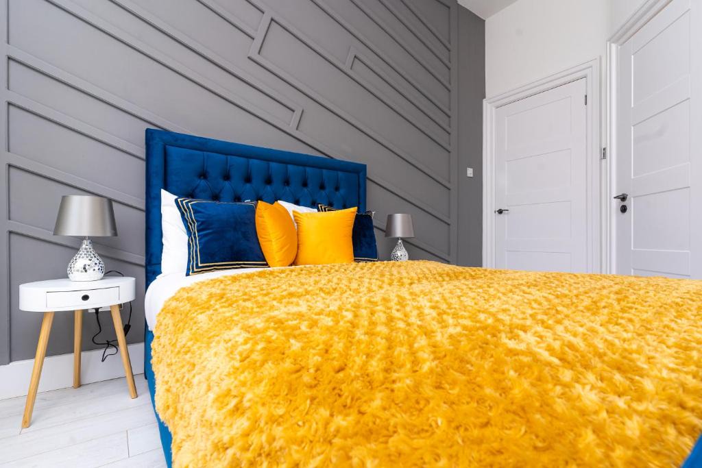 Finnieston Apartment | Cheerful 2 Bedroom Homely Apartment, Sleeps 4 Guest Comfy, 3x Double Bed, Parking, Free WiFi, Suitable For Business, Leisure Guest,Glasgow, Glasgow West End, Near City Centre, Perfect For Common Wealth Games 2026
