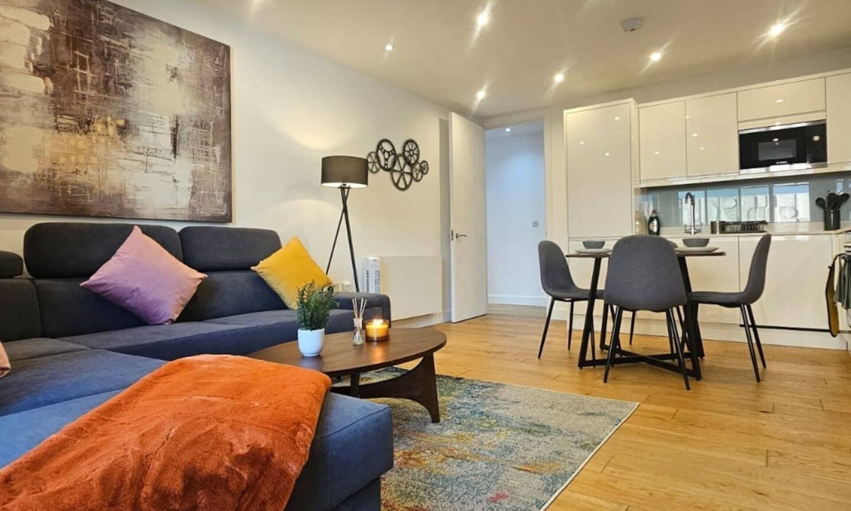 St Luke's Apartment | Chic 2 Bed/2 Bath in Old Street