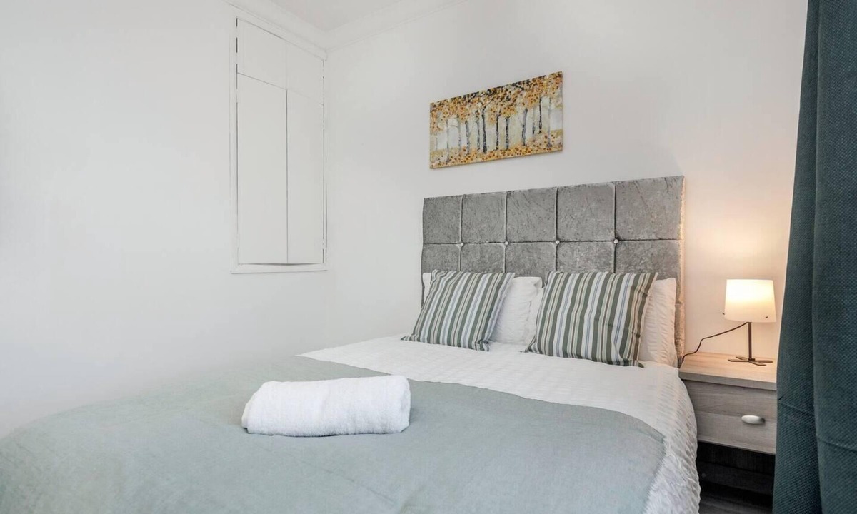 Tilbury Apartment | Chic 2-Bedroom Flat - Sleeps 5 - Central Tilbury