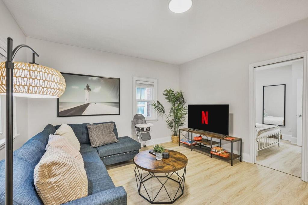 Oshawa Apartment | Chic 2 BR Urban Retreat Near Beach Free Parking