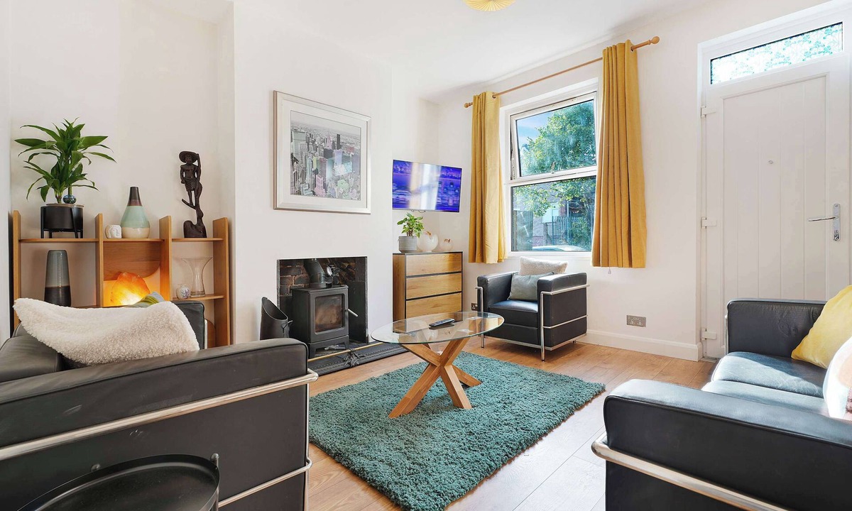 Thurnscoe Apartment | Chic 3BR Rotherham Parking WIFI By stay with us