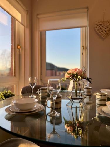 Springburn Apartment | Chic & Cozy 2-Bed Flat in Glasgow - Free Parking