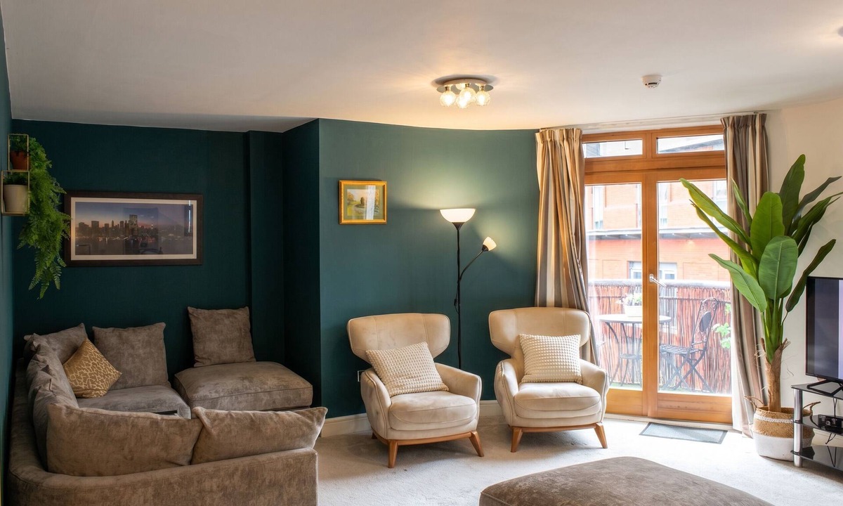 The Westside Apartment | City Centre Gem | Balcony, 2 Baths & Free Parking