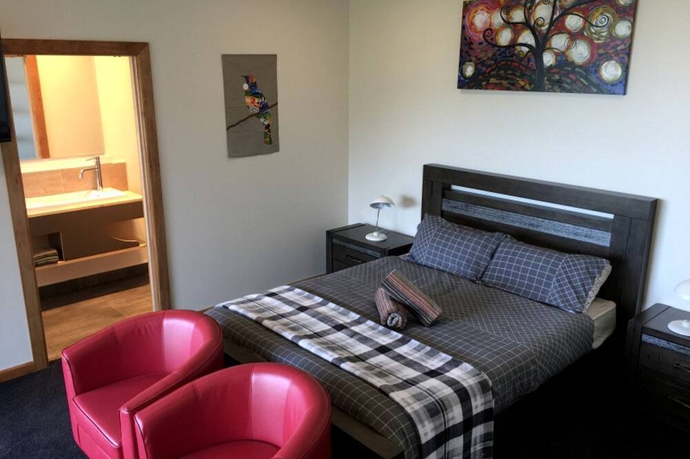 Paparoa National Park Cabin | Clean Modern Suite for Two Surrounded by Natural Beauty near Punakaiki, South Island