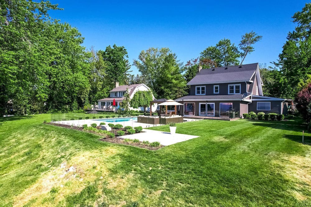 Kingsville House | Cliffside Lakeview Villa with Saltwater Pool, Hot Tub & Epic Sunsets in Ontario, Canada