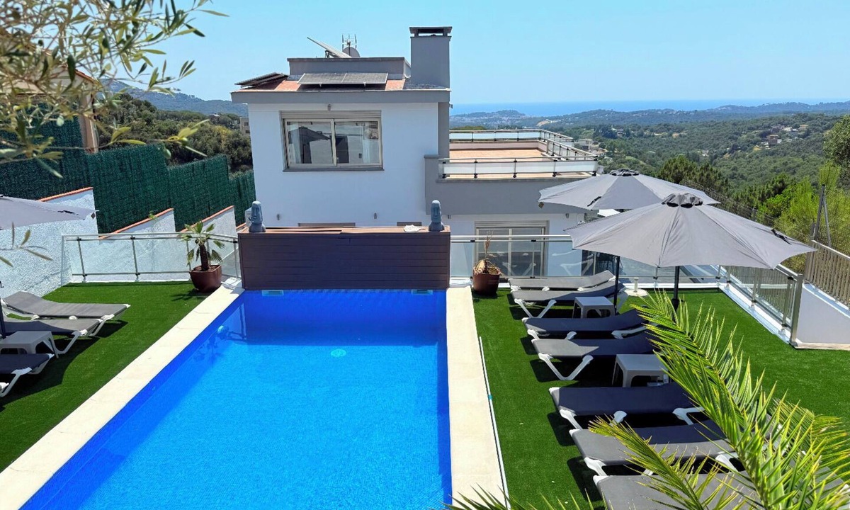 Lloret de Mar Villa | Club Villamar - Very spacious villa with a large swimming pool and breath-taking view over the a.