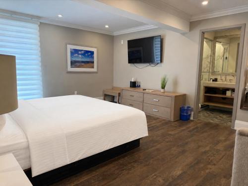 Grand Bend Hotel | Colonial Hotel & Suites