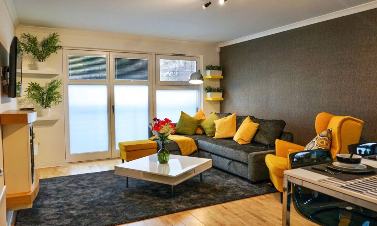 Finnieston Apartment | Colorful and Contemporary Apartment Free Car Park