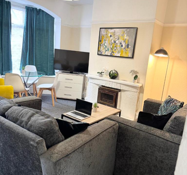 Barking Apartment | Comfortable 2-BR House in Barking -Free Parking