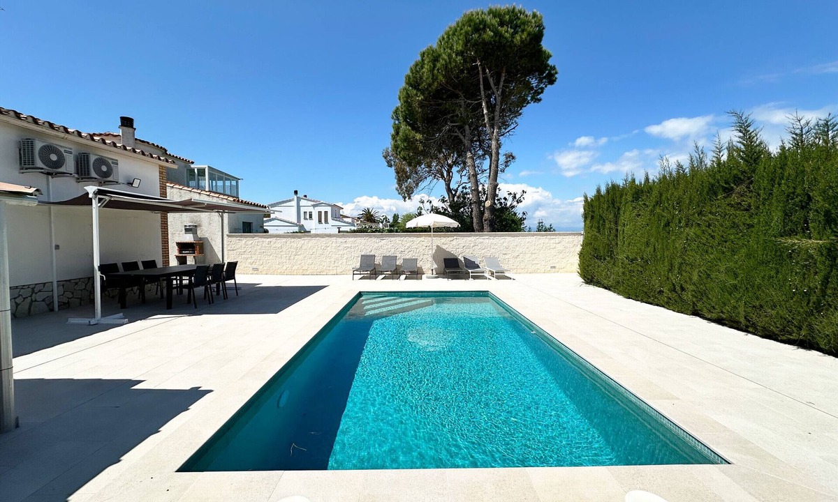 Sant Pere Pescador Villa | Comfortable house with a pool very close to the beach.