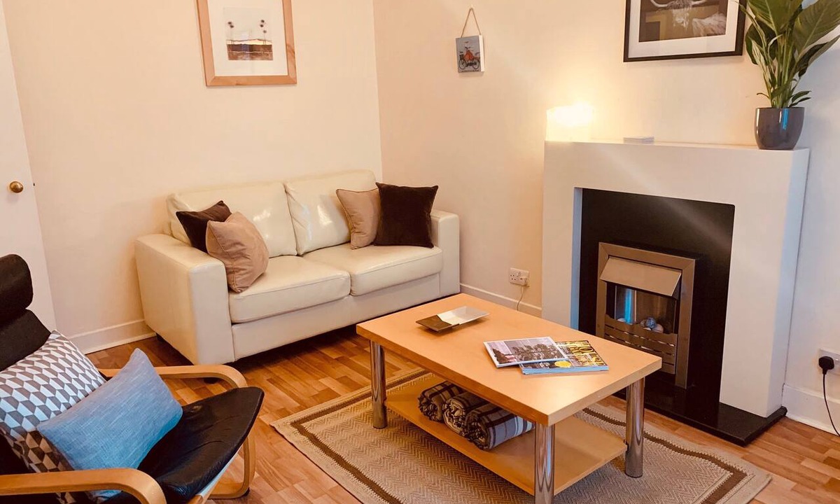 Old Town Apartment | Comfortable one-bed apartment situated just off Edinburgh's famous 'Royal Mile'. Sleeps 4.