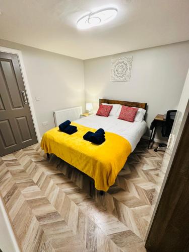Ashton-under-Lyne Apartment | Comfy Studio Flat and Workspace near Ashton-U-Lyne Station