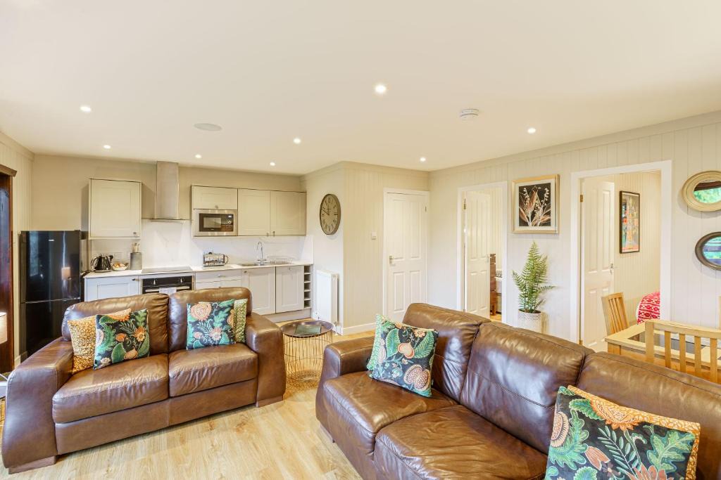Newton Stewart Ski Chalet | Conifer Lodge 25 with Hot Tub
