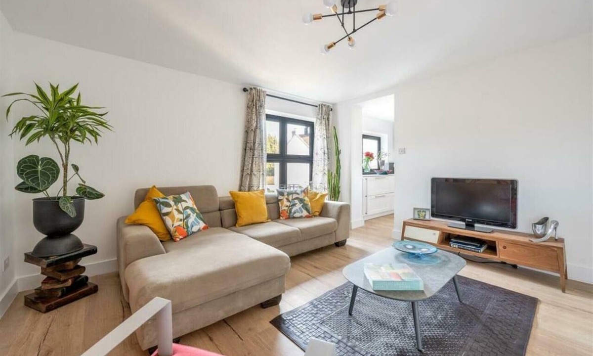 Church End Apartment | Contemporary 3BDR House in South Woodford