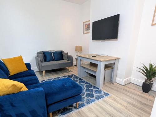 Wolverhampton Apartment | Contractors 4BR Home, Newly Refurb, Nr Centre