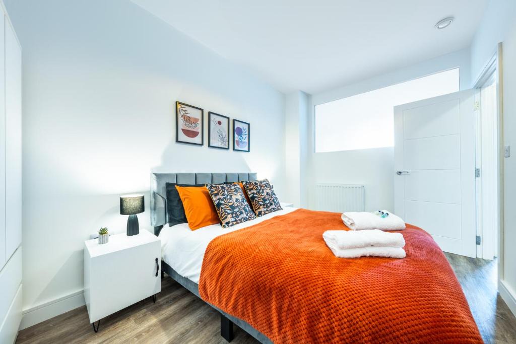 Potters Bar Apartment | Contractors Welcome - 2 Bed Potters Bar - Free Parking - Direct London