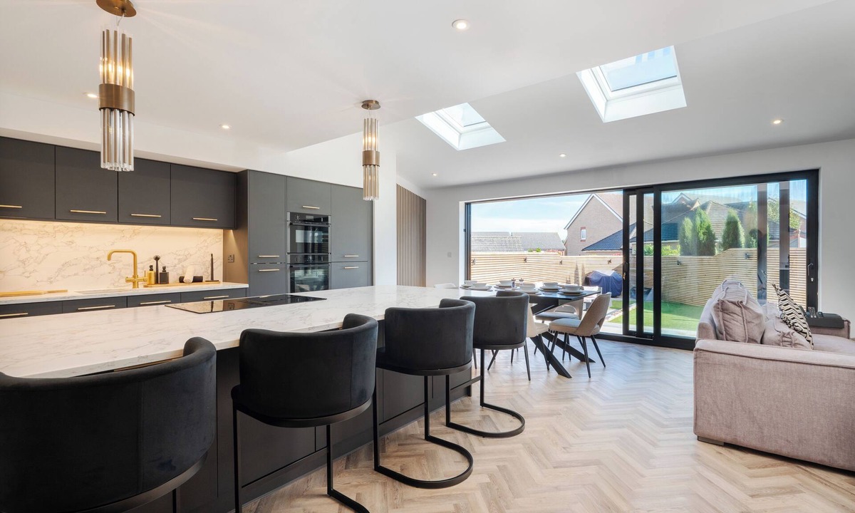 Knotty Ash House | Contractors Welcome | Games Room | 6 Smart TVs | Free Off-Street Parking