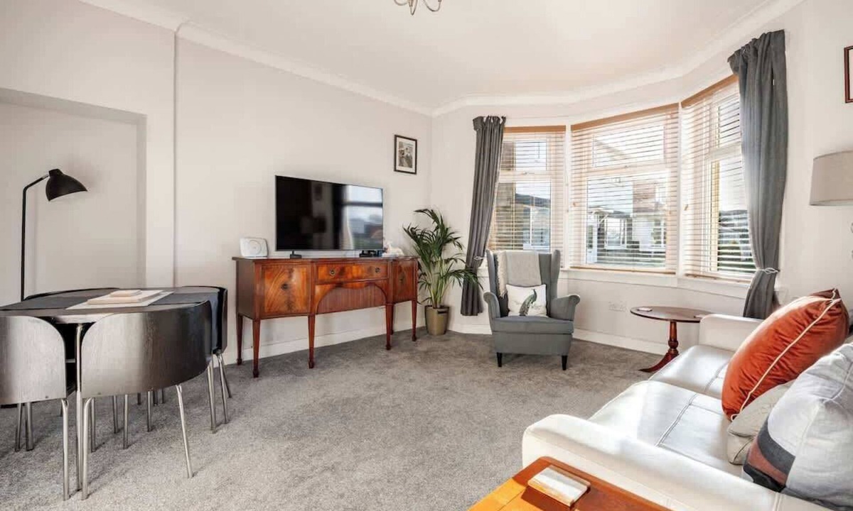 Largs Apartment | Coorie Doon, Largs, spacious 2 bedroom apartment