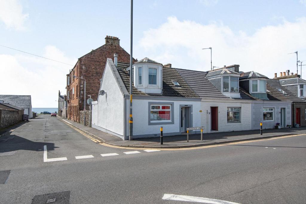 Girvan House | Corner Cottage