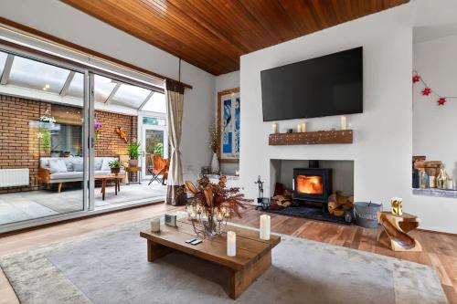 Bearsden House | Corner View - Welcoming family home with conservatory