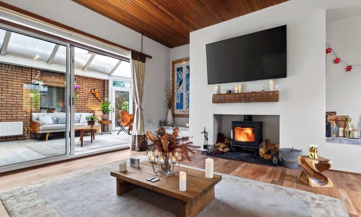 Bearsden House | Corner View - Welcoming family home with hottub.