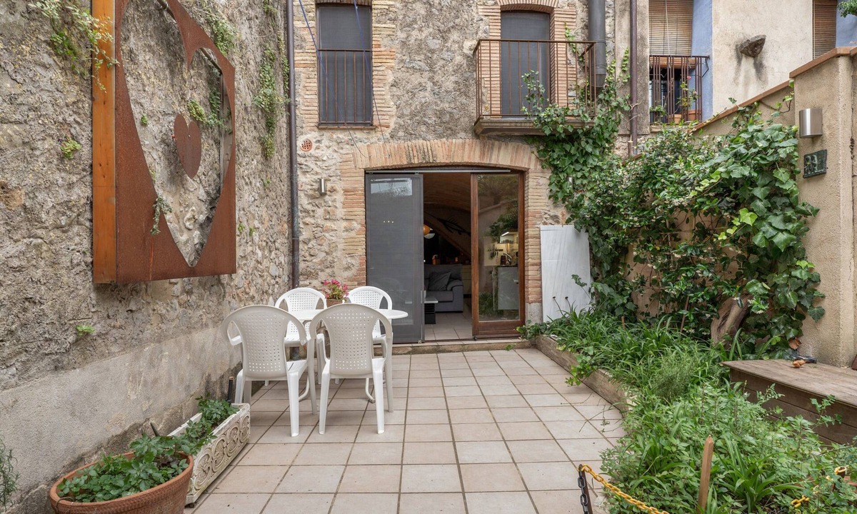 Bellcaire d'Emporda Apartment | Costa Brava Can Chris Apartment with Private Garden and Wi-Fi