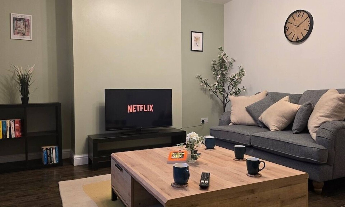 Doncaster House | Cosy 2 Bedroom House | Sleeps 6 | Free Parking