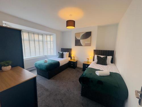 Scunthorpe House | Cosy 4 Bedroom Home Sleeps 6 with on site Parking