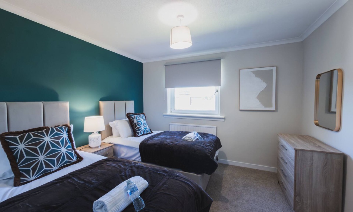 Johnstone House | Cosy 4 Bedroom in Johnstone
